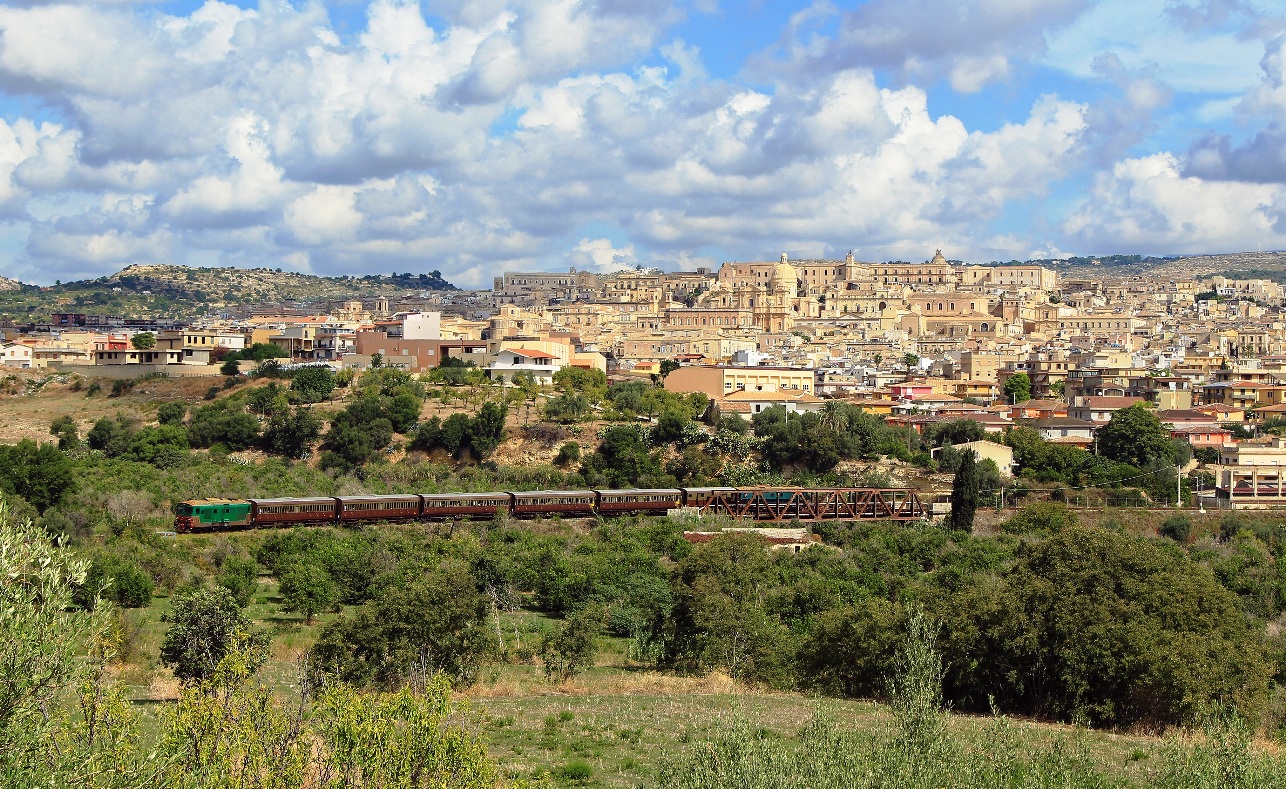 Treno in Sicilia visto dall'alto
