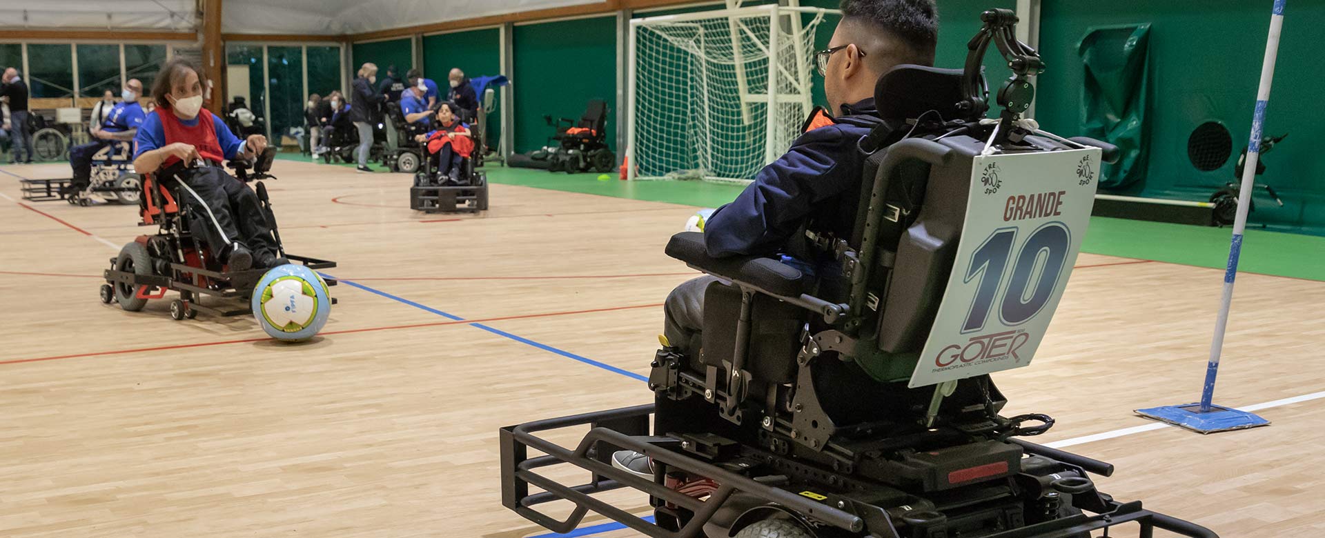Un'azione di gioco di calcio in carrozzina, powerchair football, con l'attaccante della Nazionale paralimpica, Donato Grande