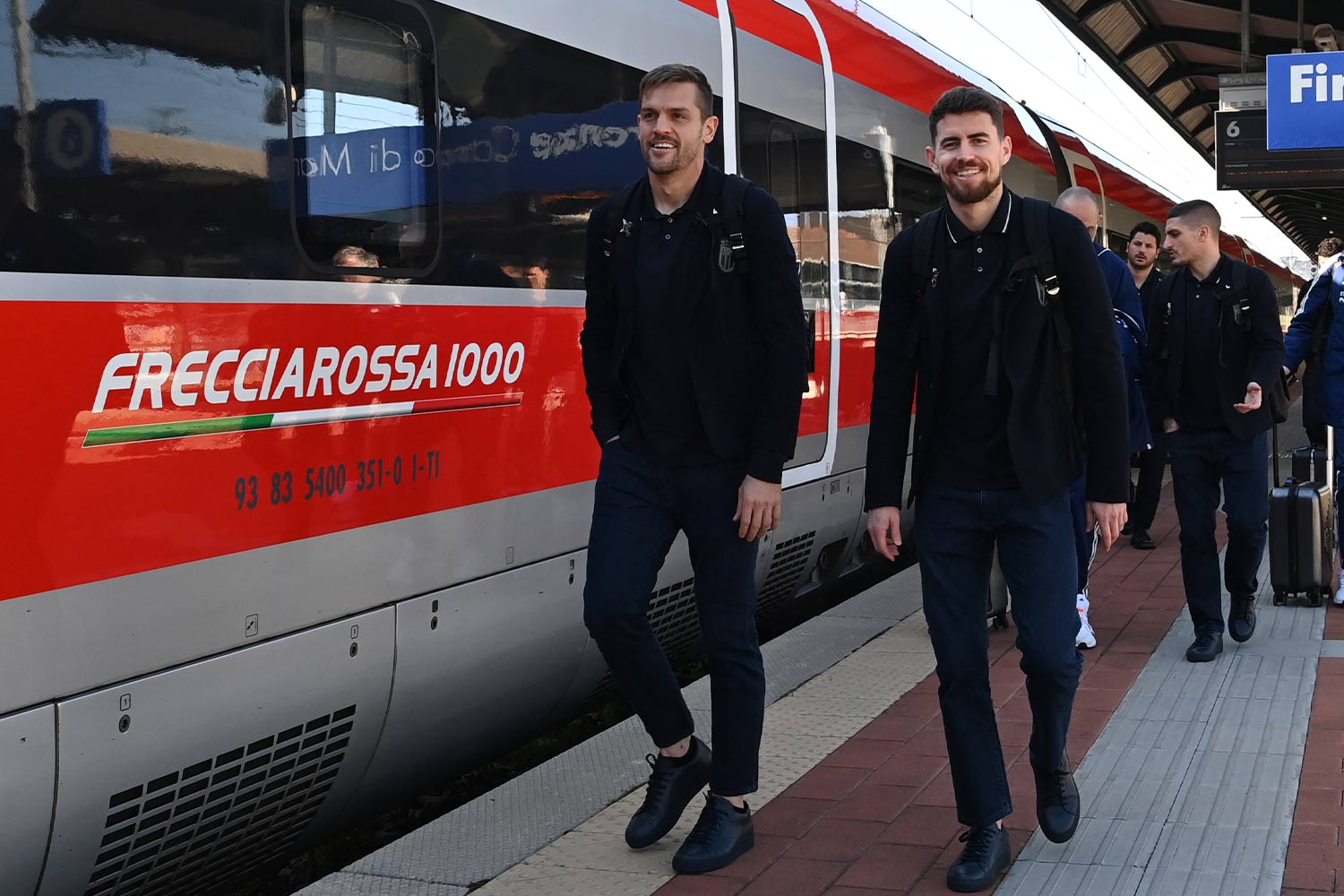 I calciatori della Nazionale italiana Toloi e Jorginho in procinto di salire a bordo del treno Frecciarossa