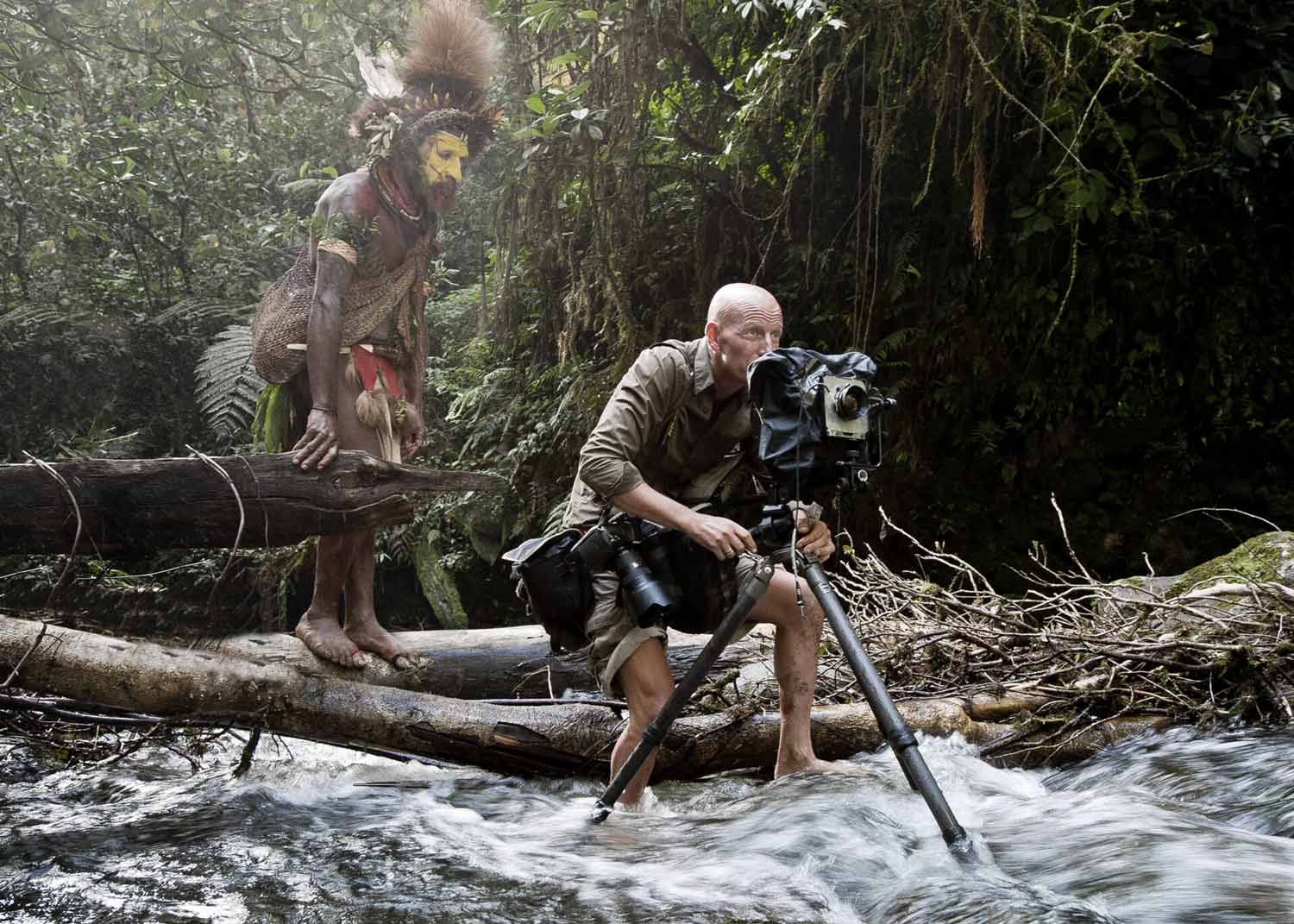 Jimmy Nelson con un membro degli Huli Wigmen, tribù della Papua Nuova Guinea