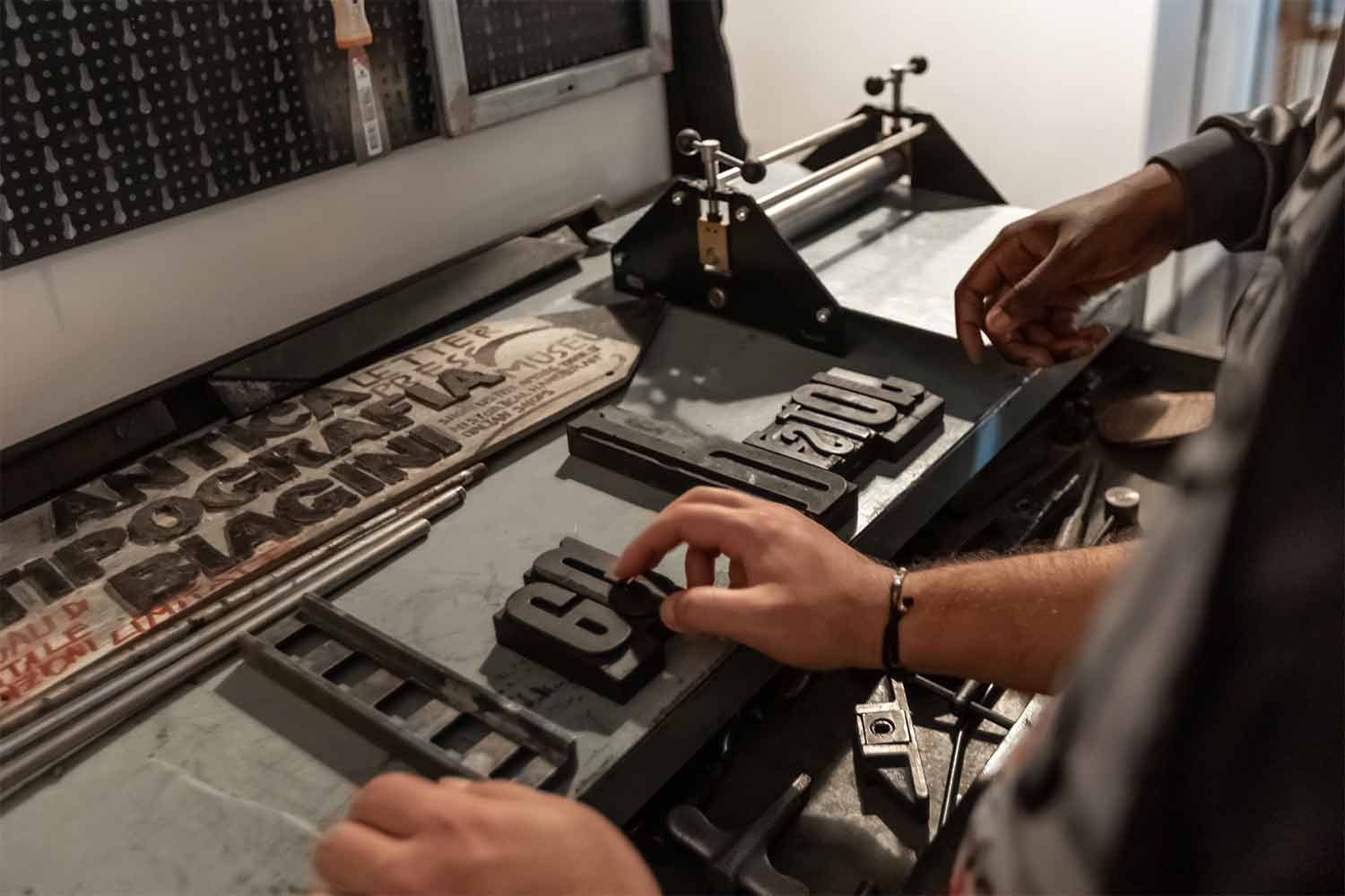 Laboratorio creativo sulla stampa a caratteri mobili de La Scugnizzeria a Napoli © Paola Ledderucci