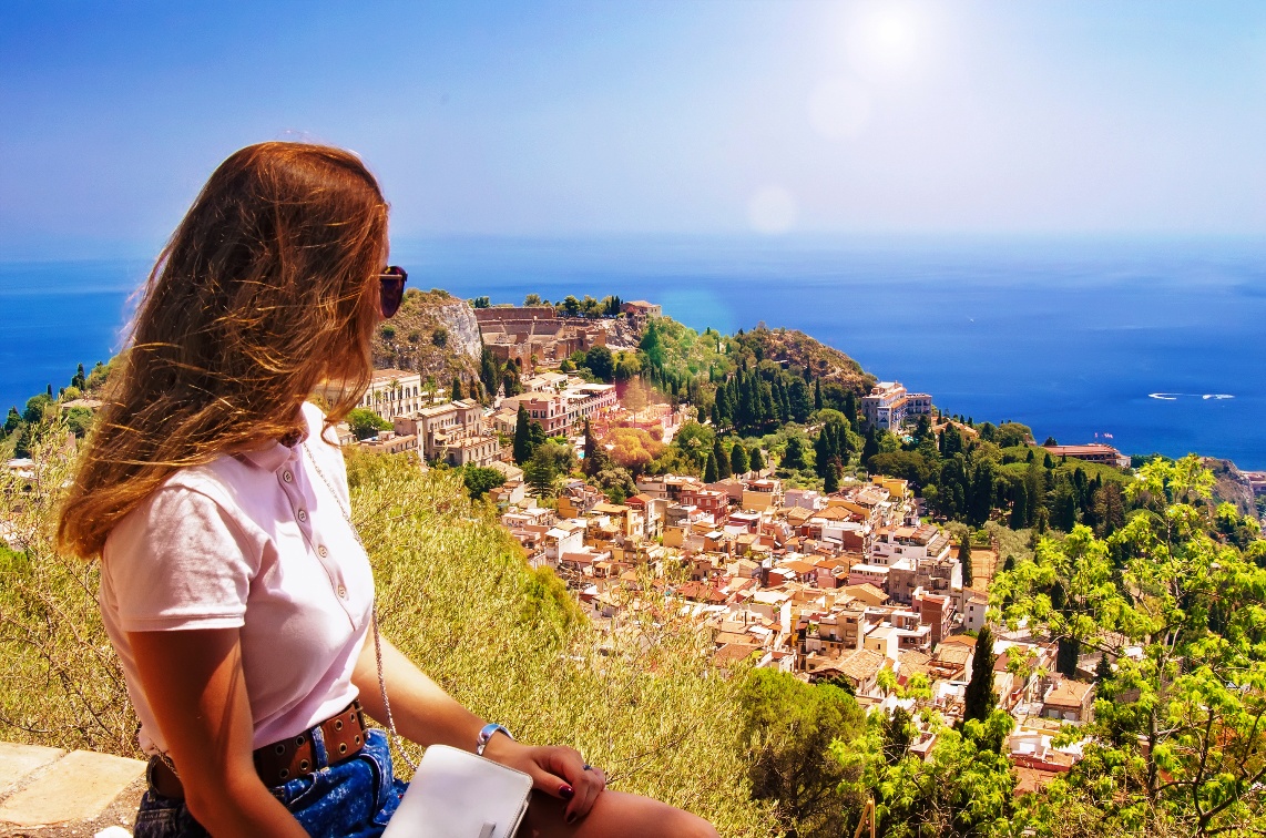 Donna guarda panorama di Taormina