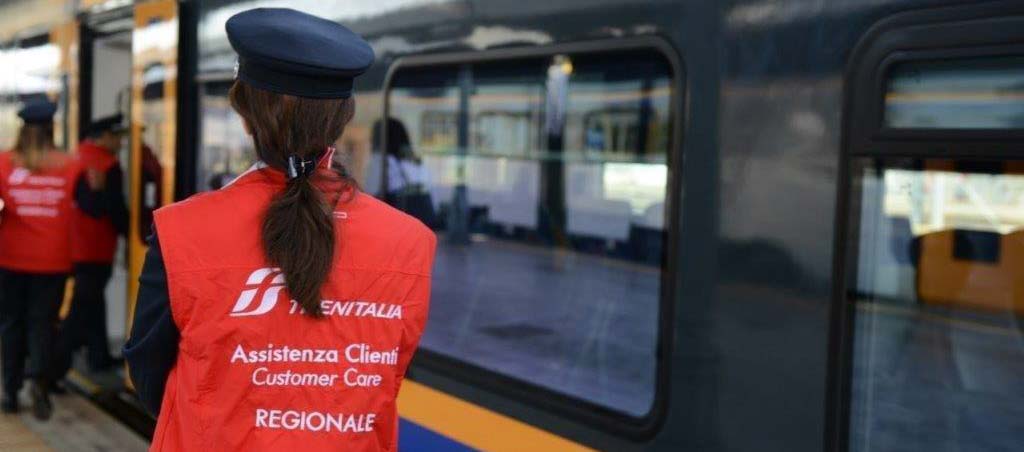 Un'addetta all'assistenza clienti dei treni regionali Trenitalia