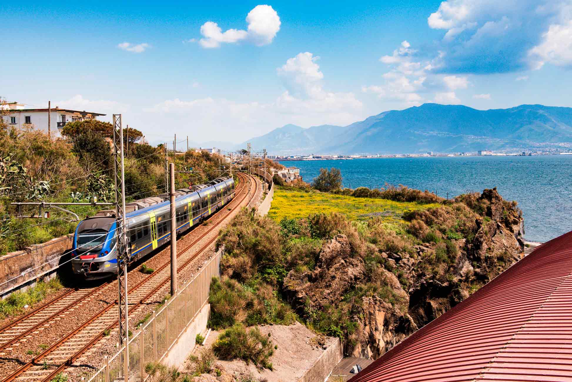 Foto treno lungo la costa