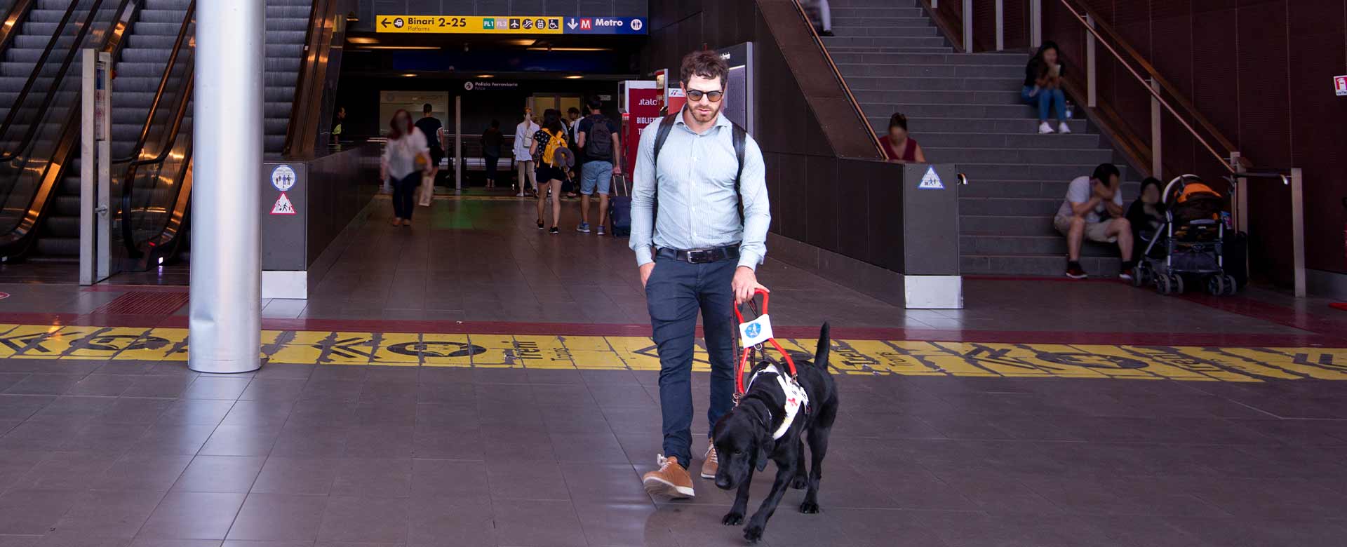 Immagine di un disabile visivo in stazione