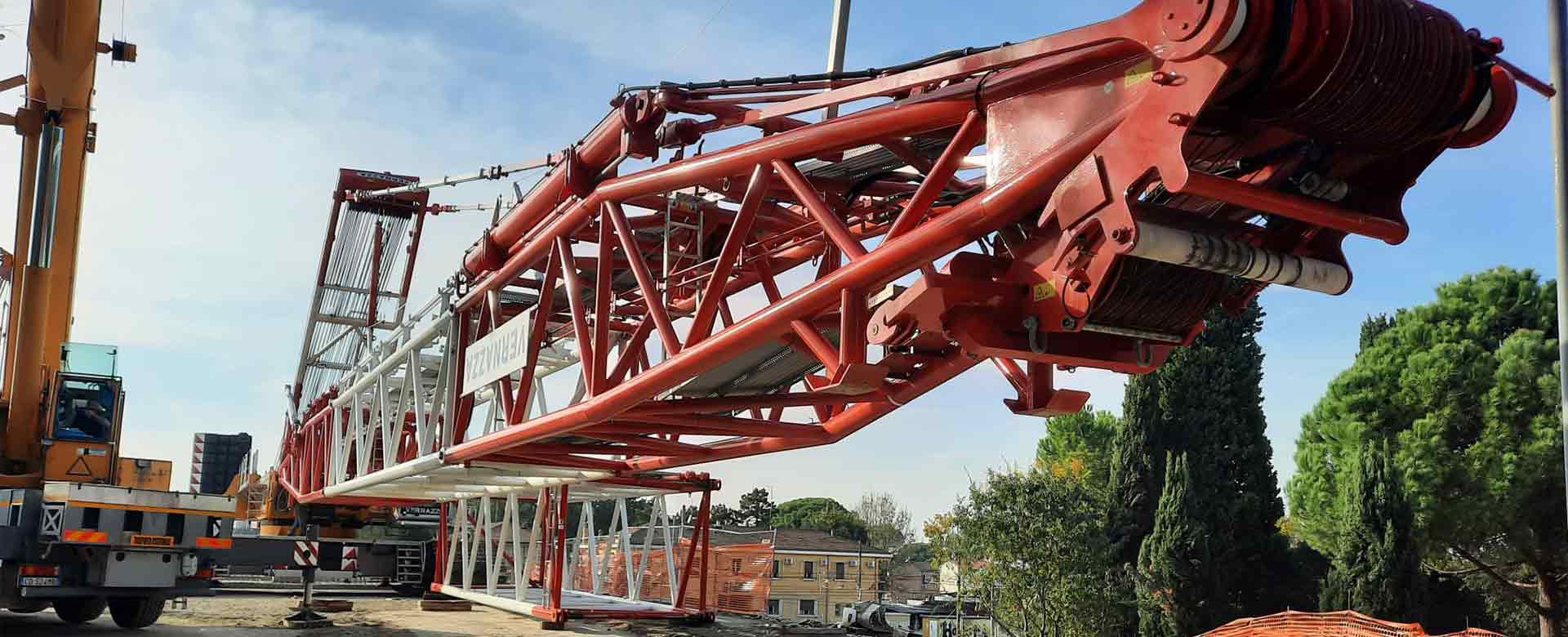 Immagine di una gru al lavoro sul cavalcaferrovia Teodorico a Ravenna