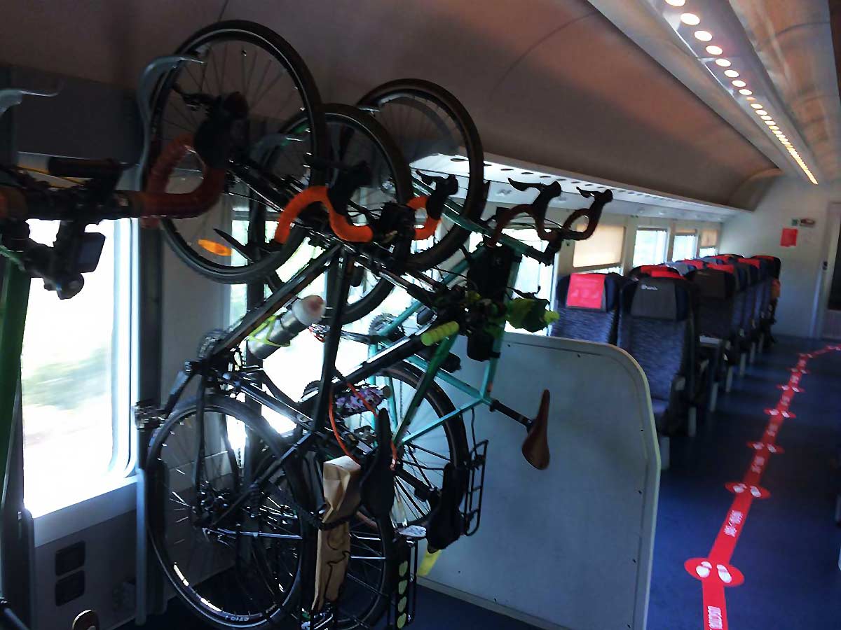 Bici montate agganciate alle rastrelliere nella carrozza 3 del treno Intercity di Trenitalia