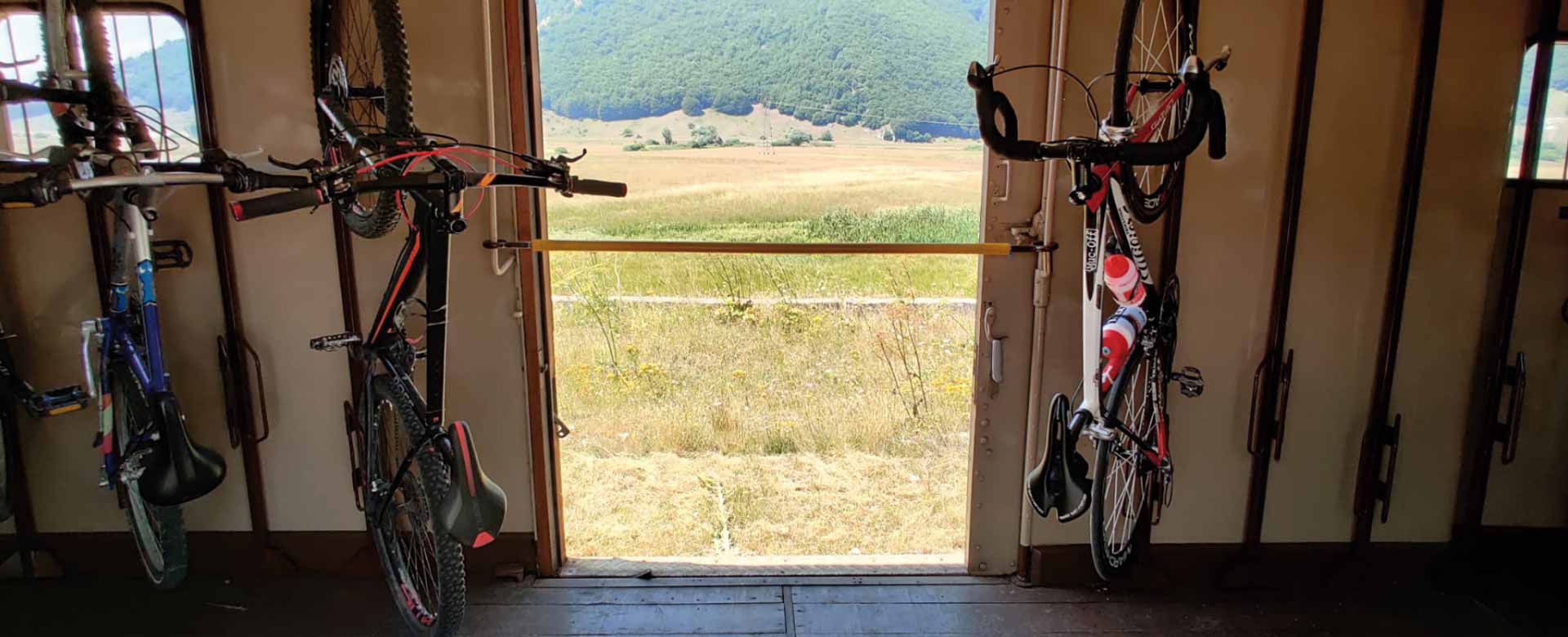 Immagine di un bagagliaio all’interno di un treno storico, oggi adibito al trasporto delle bici