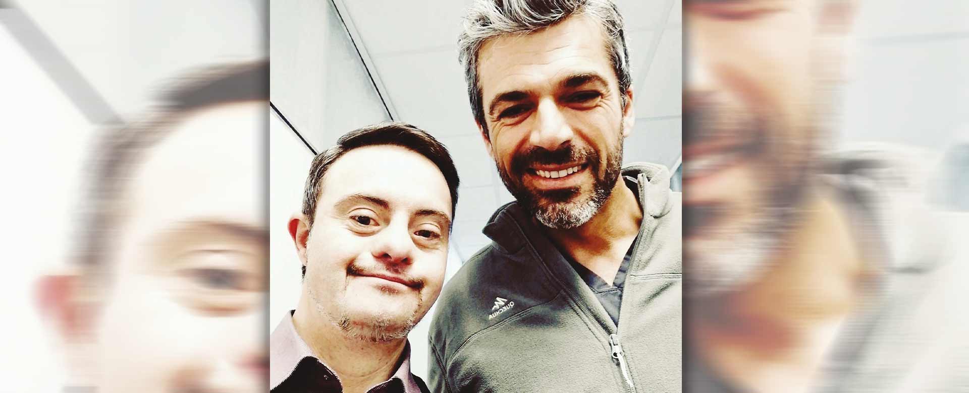 Immagine del ferroviere Massimo Ciccotti con l'attore Luca Argentero