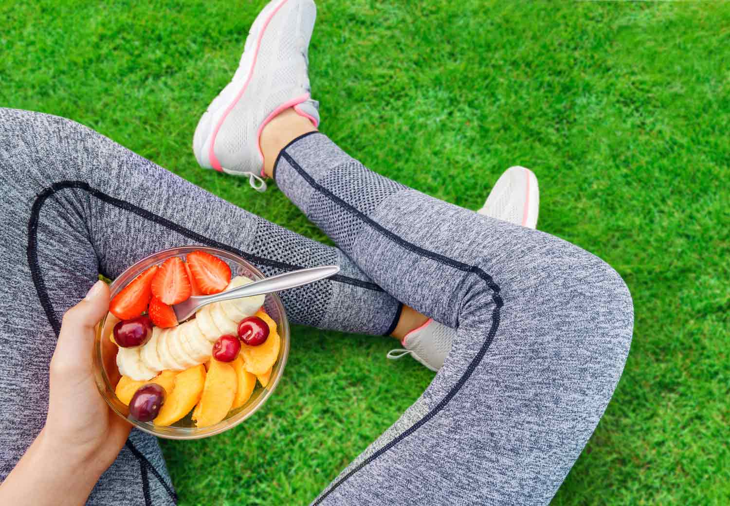 Ragazza mangia della frutta dopo essersi allenata