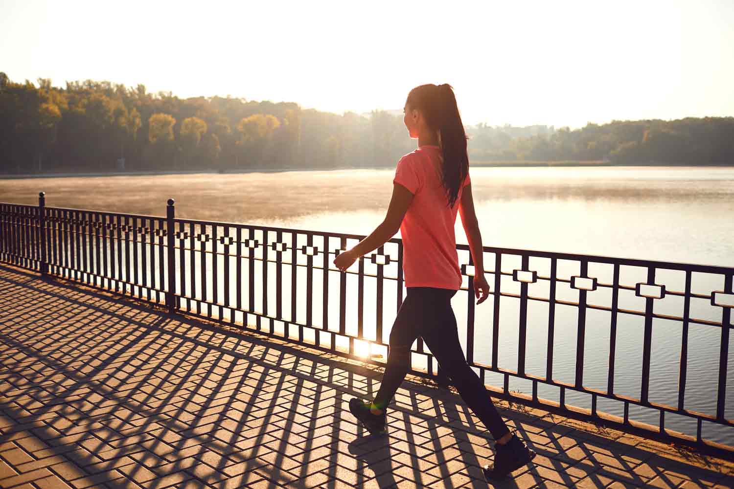 Ragazza cammina in un parco