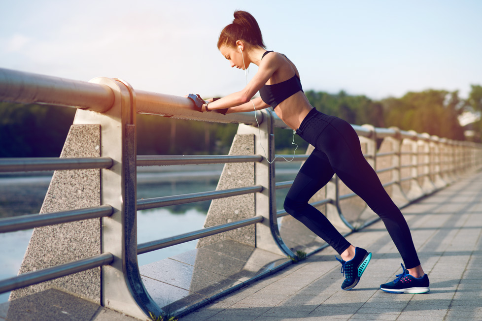 Ragazza fa stretching su un ponte