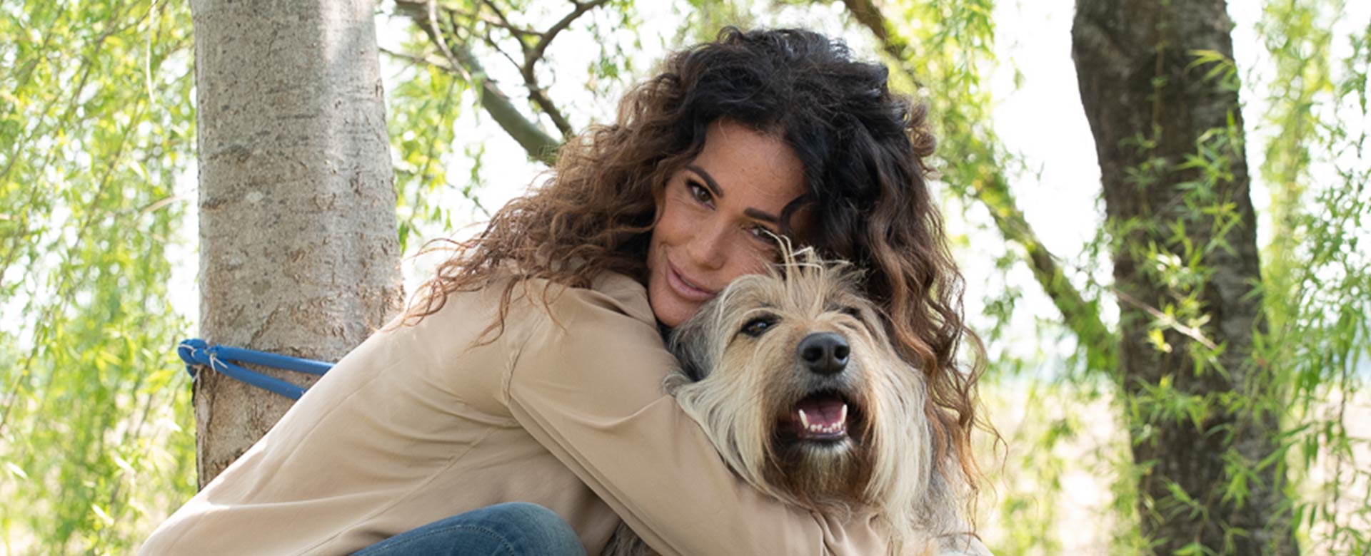 Samantha De Grenet in uno shooting fotografico per la Lega Nazionale Difesa del Cane