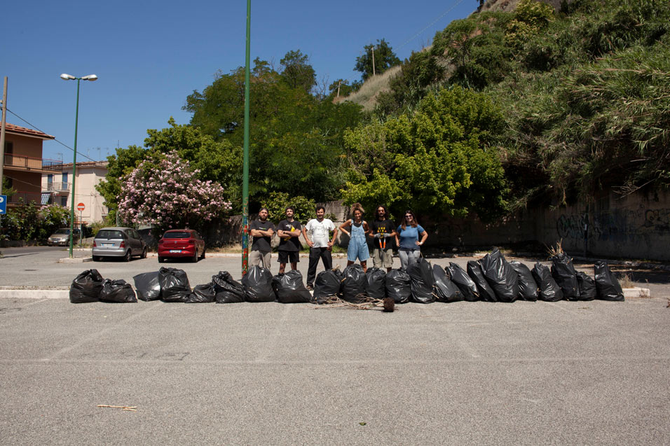 Gli organizzatori del festival La Guarimba nel corso di un progetto di riqualificazione urbana del parcheggio che nel 2021 accoglie la rassegna