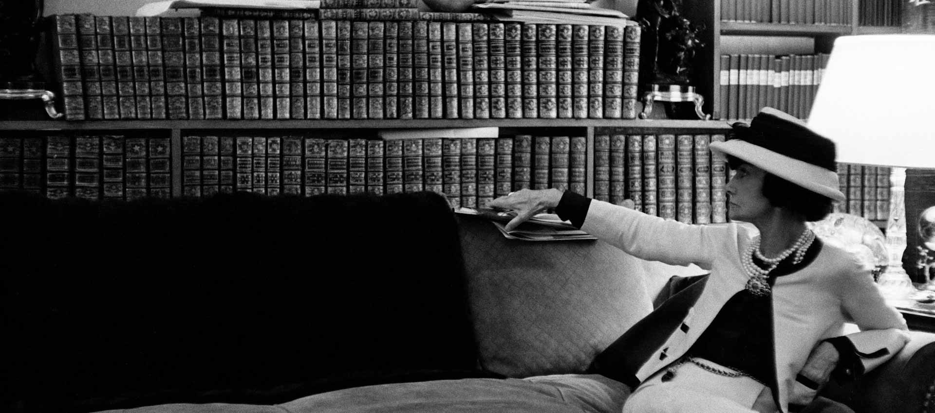 Coco Chanel sul divano del suo salotto, Parigi (1962) 
