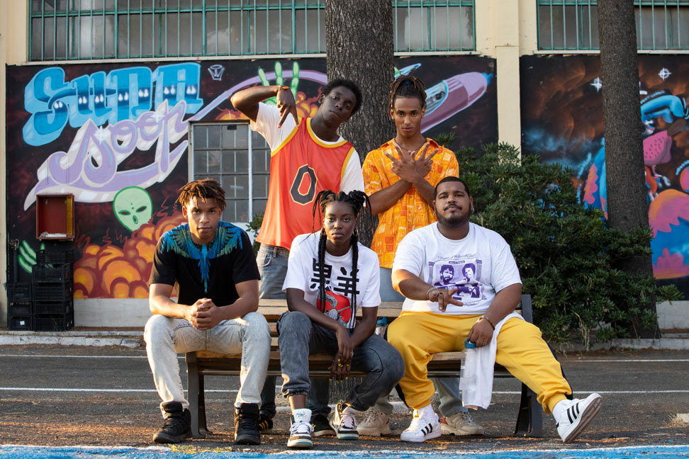Gli attori protagonisti della serie Netflix Zero. In alto da sinistra Giuseppe Dave Seke (Zero/Omar) e Madior Fall (Inno). In basso da sinistra Haroun Fall (Sharif), Daniela Scattolin (Sara) e Richard Dylan Magon (Momo) 