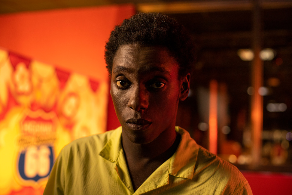 L'attore Giuseppe Dave Seke in una scena di Zero, la serie tv di Netflix in cui interpreta Omar/Zero