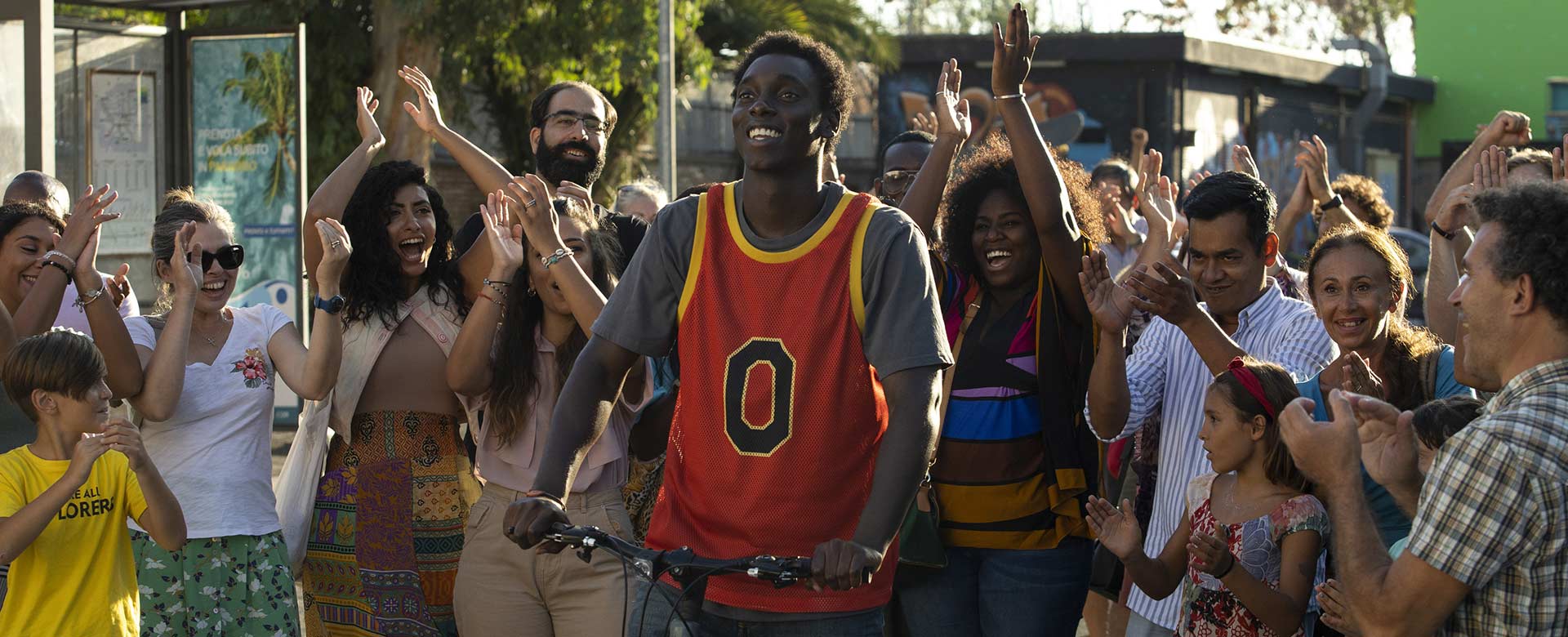L'attore Giuseppe Dave Seke in una scena di Zero, la serie tv di Netflix in cui interpreta Omar/Zero 