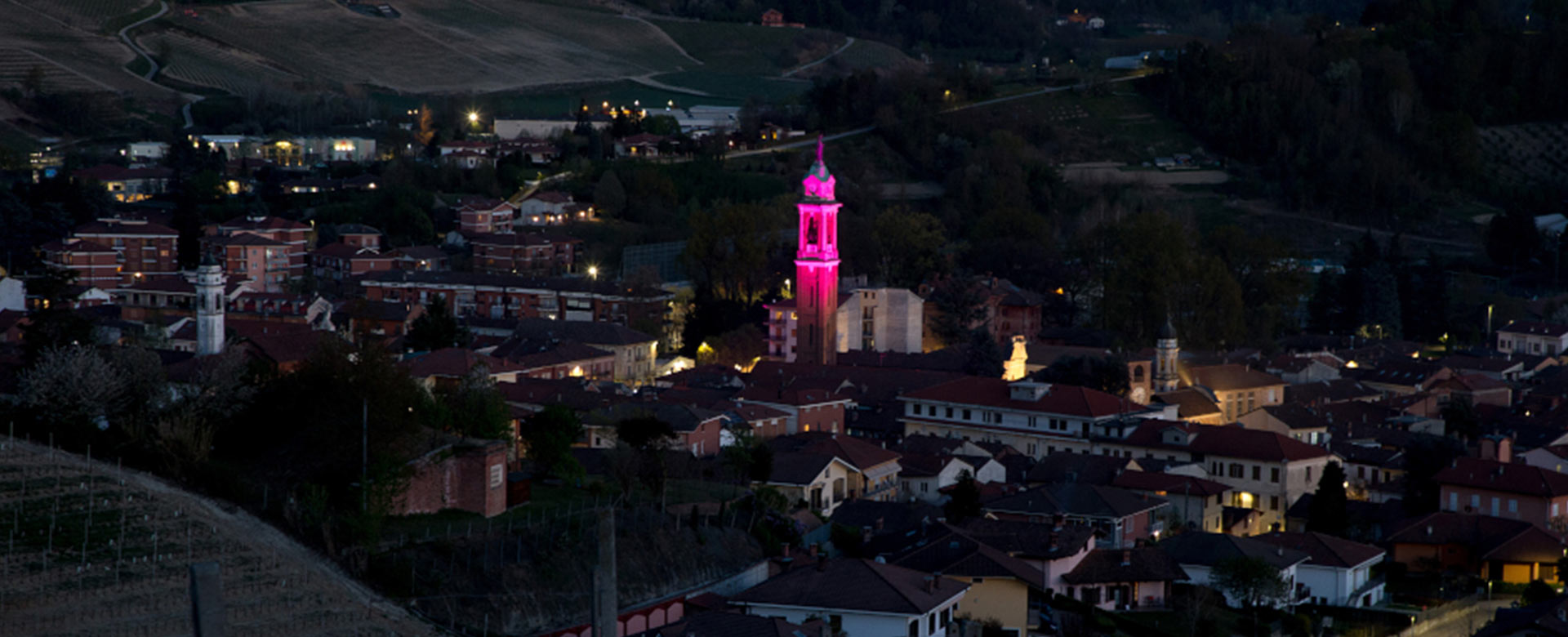 Il campanile di Canale (CN) illuminato per l'iniziativa Italia in rosa lega al Giro d'Italia 2021