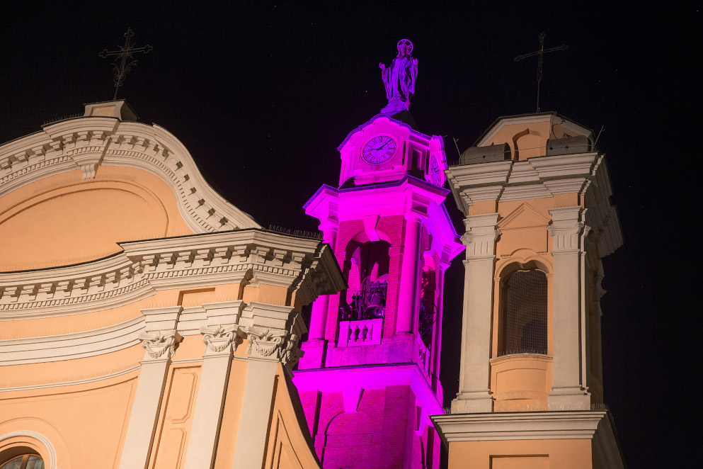 Il campanile di Canale (CN) illuminato per l'iniziativa Italia in rosa lega al Giro d'Italia 2021
