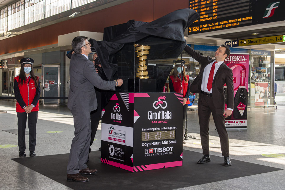 Marco Della Monica, a capo della Direzione Regionale Piemonte di Trenitalia, e Paolo Bellino, l’amministratore delegato di RCS Sport, durante la cerimonia di svelamento del countdown e del trofeo Senza Fine del Giro d’Italia 2021