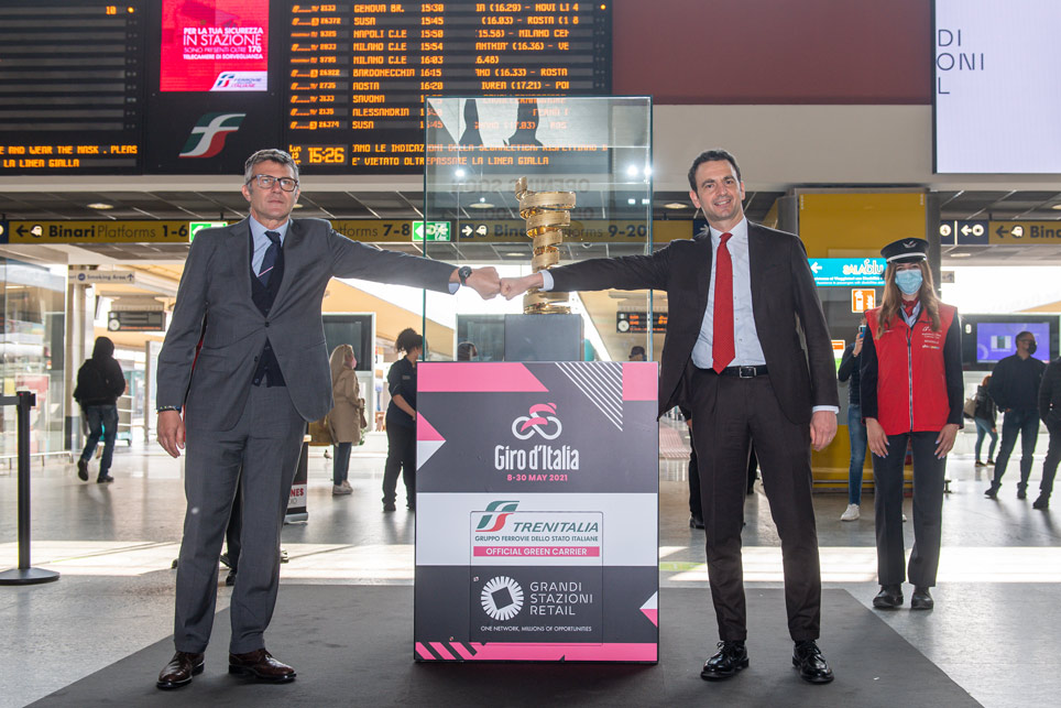 Marco Della Monica, a capo della Direzione Regionale Piemonte di Trenitalia, e Paolo Bellino, l’amministratore delegato di RCS Sport, durante la cerimonia di svelamento del countdown e del Trofeo Senza Fine del Giro d’Italia 2021