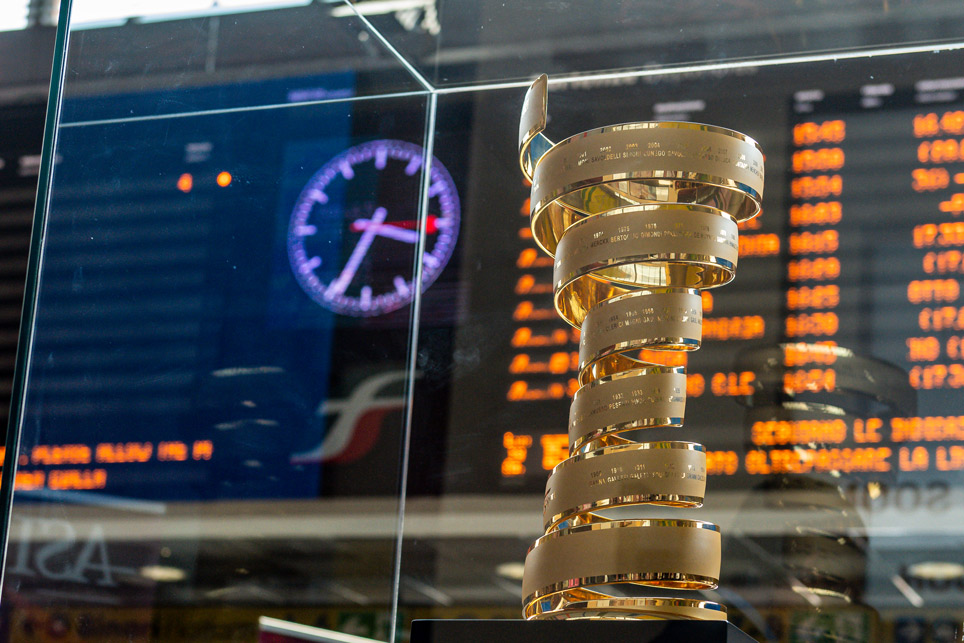 Il Trofeo Senza Fine del Giro d’Italia 2021 alla stazione di Torino Porta Nuova fino al 29 aprile 2021