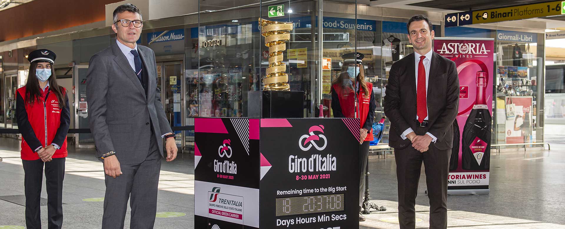 Marco Della Monica, a capo della Direzione Regionale Piemonte di Trenitalia, e Paolo Bellino, l’amministratore delegato di RCS Sport, durante la cerimonia di svelamento del countdown e del trofeo Senza Fine del Giro d’Italia 2021