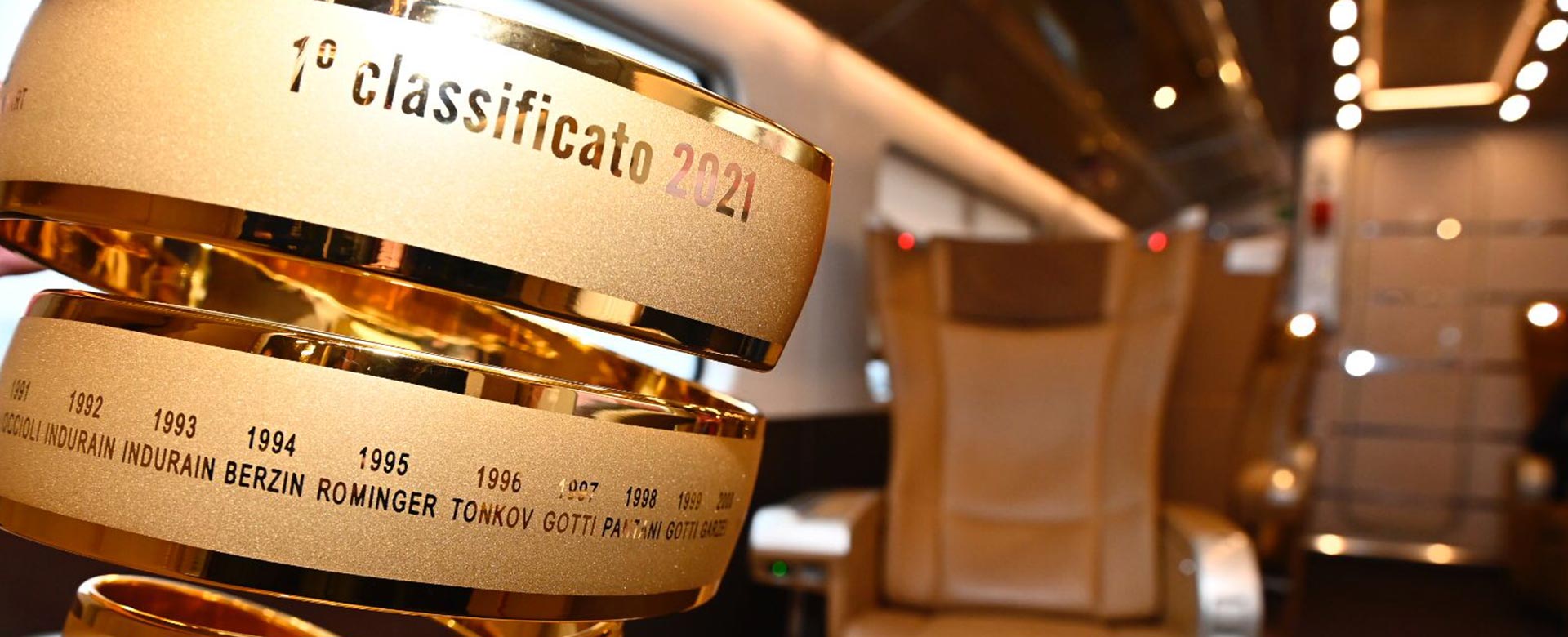 Il Trofeo Senza Fine del Giro d’Italia a bordo del Frecciarossa 1000 nel viaggio da Torino a Milano