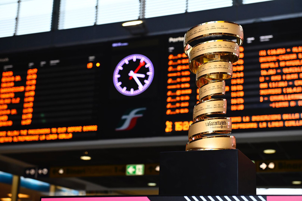 Il Trofeo Senza Fine del Giro d’Italia 2021 alla stazione di Torino Porta Nuova poco prima della partenza per Milano Centrale a bordo del Frecciarossa 1000