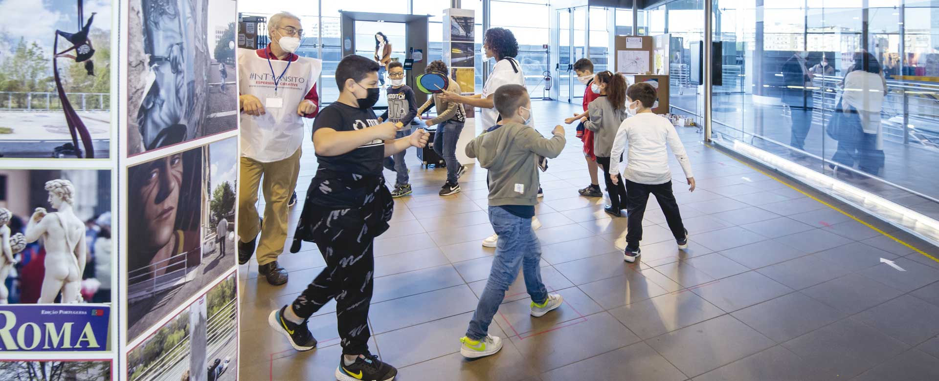 Ragazzi nel laboratorio creativo di #Intransito a Roma Tiburtina