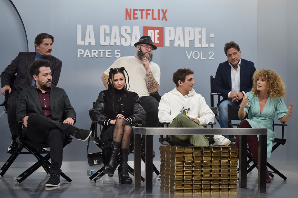 Il regista de La Casa di Carta Jesus Colmenar con gli attori Ursula Corberó, Miguel Herrán, Esther Acebo. Alle loro spalle Luka Peros,  Darko Peric, Enrique Arce Photo by Juan Naharro Gimenez/Getty Images for Netflix