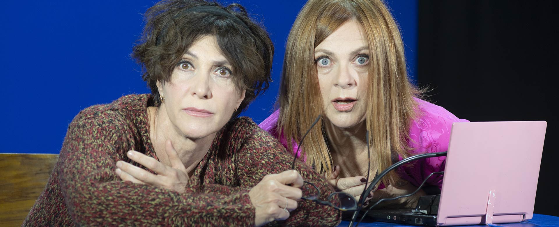 Maria Amelia Monti e Marina Massironi in una scena dello spettacolo teatrale Il marito invisibile ©Oreste Lanzetta
