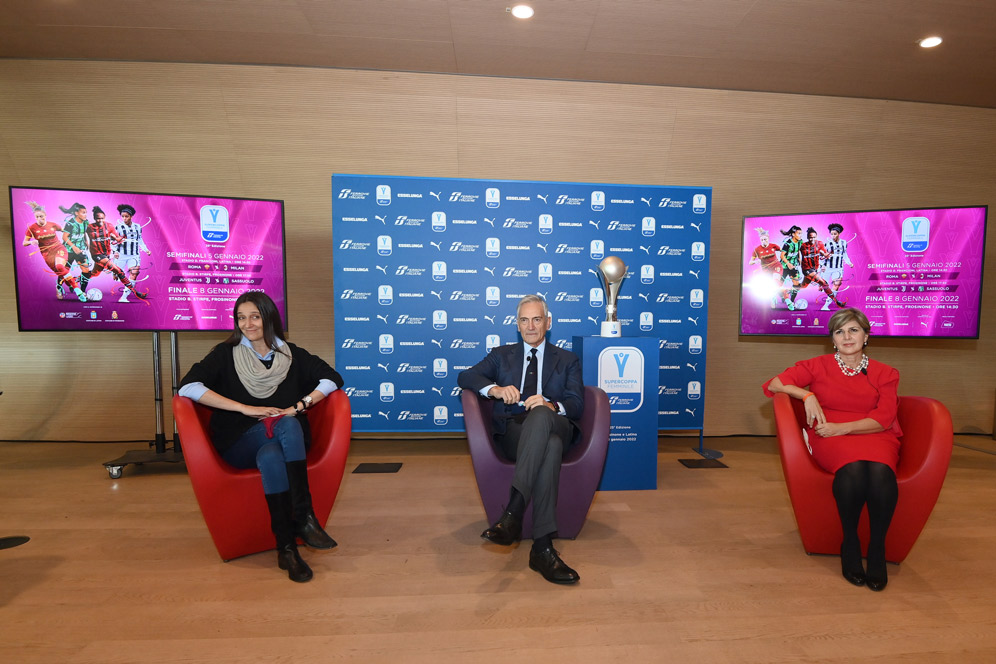 La Presidente della Divisione Calcio Femminile, Ludovica Mantovani, il Presidente federale della FIGC, Gabriele Gravina, e la responsabile Organization e People Development di FS Italiane, Anna Maria Morrone