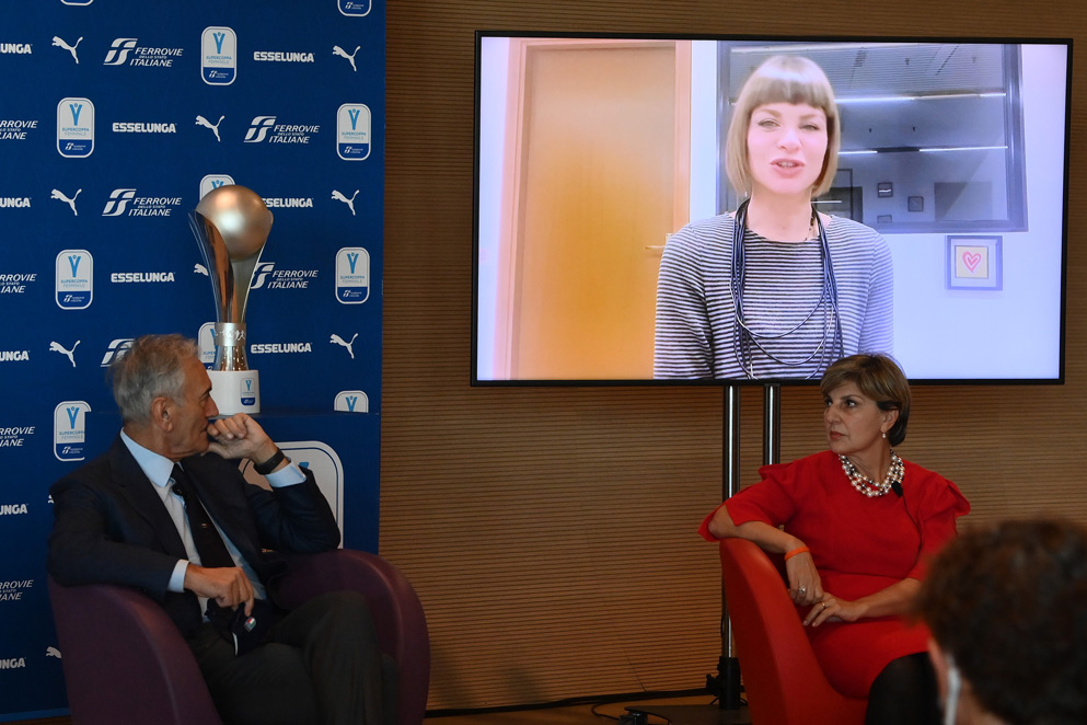 Il Presidente federale della FIGC, Gabriele Gravina,  la responsabile Organization e People Development di FS Italiane, Anna Maria Morrone, e alle loro spalle in video la cantante Alessandra Amoroso