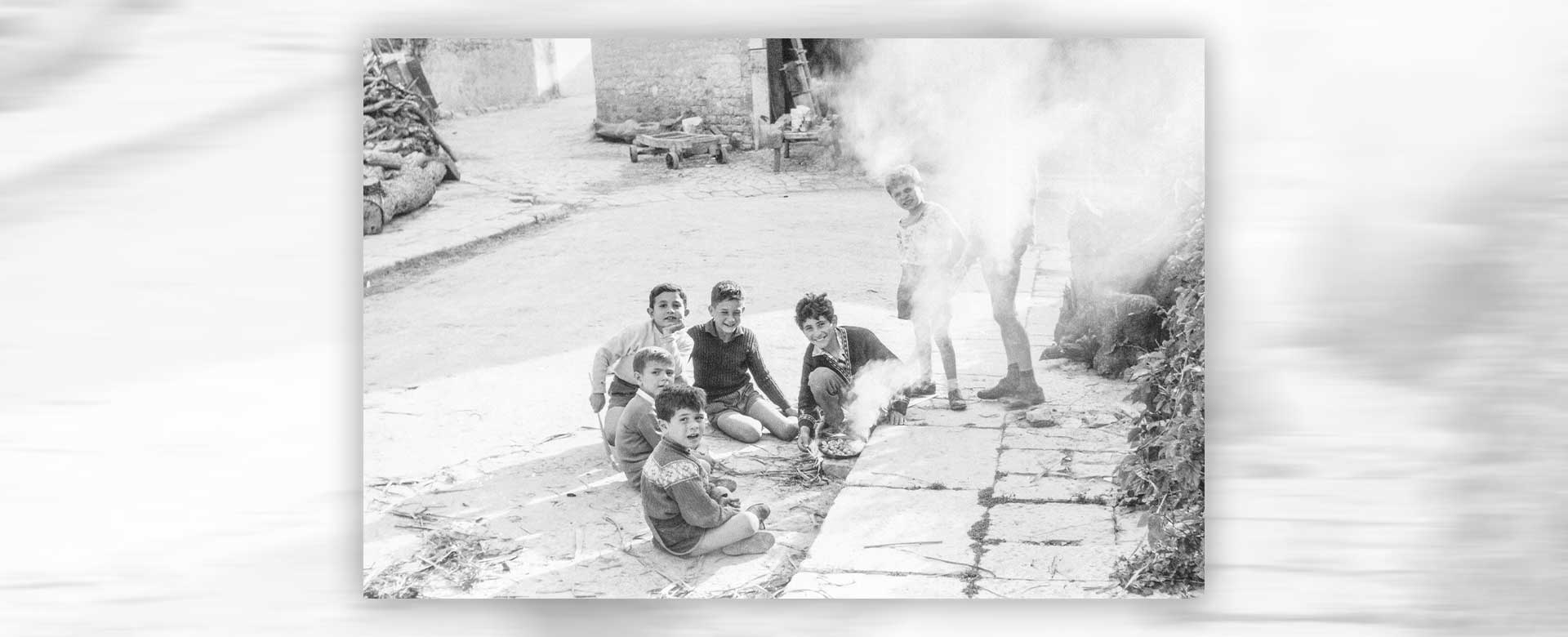Immagine di bambini attorno al fuoco in strada a Racalmuto (AG), negli anni ‘50