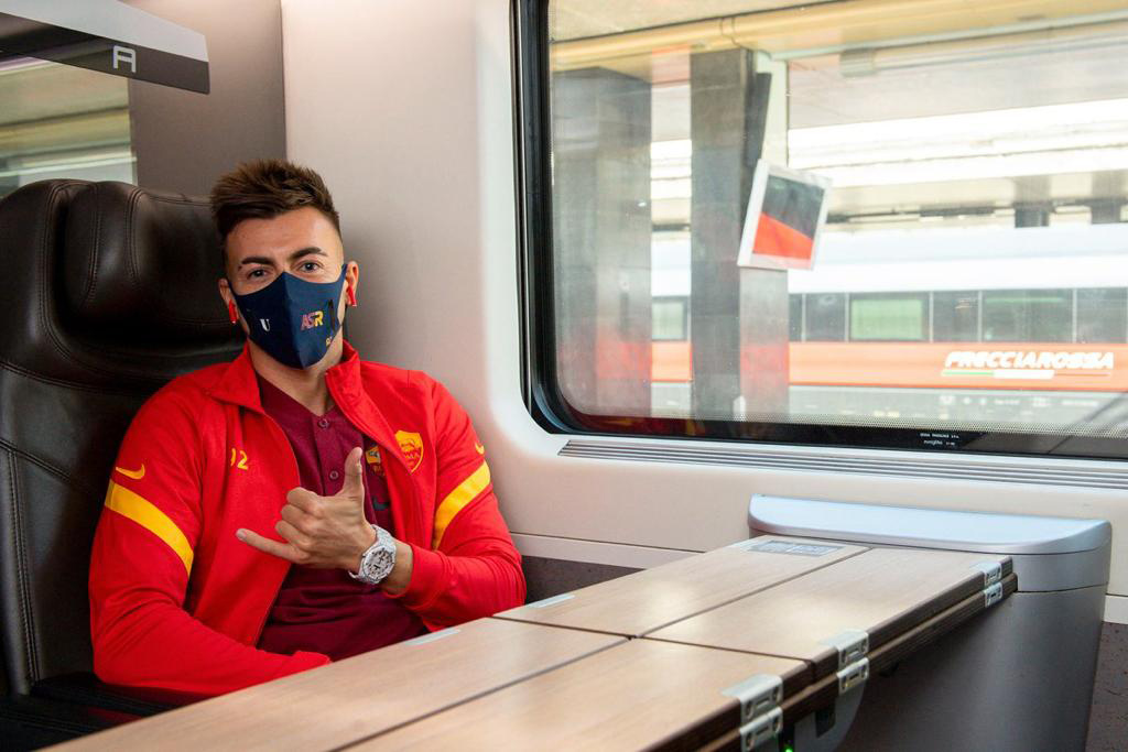 Stephan El Shaarawy, attaccante della Roma, a bordo del Frecciarossa per la trasferta a Benevento di Serie A contro i sanniti