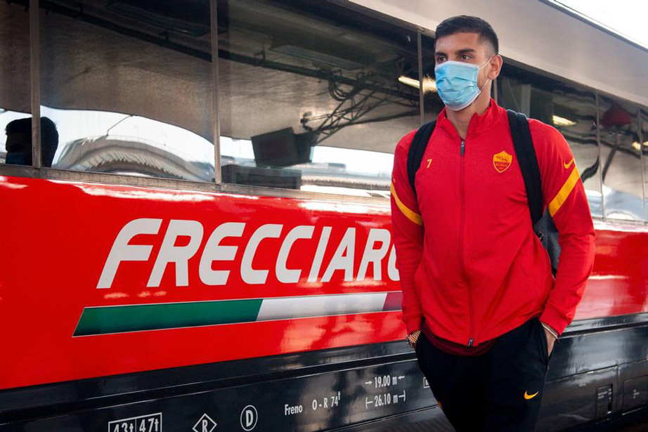 Lorenzo Pellegrini, centrocampista della Roma, in procinto di salire a bordo del Frecciarossa verso Benevento per la trasferta di Serie A contro i sanniti