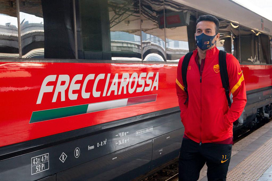 I calciatori della Roma in procinto di salire a bordo del Frecciarossa verso Benevento per la trasferta di Serie A contro i sanniti