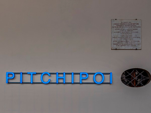 La scritta al led "Pitchipoi", un’installazione del collettivo Claire Fontaine ©Leonardo_Morfini