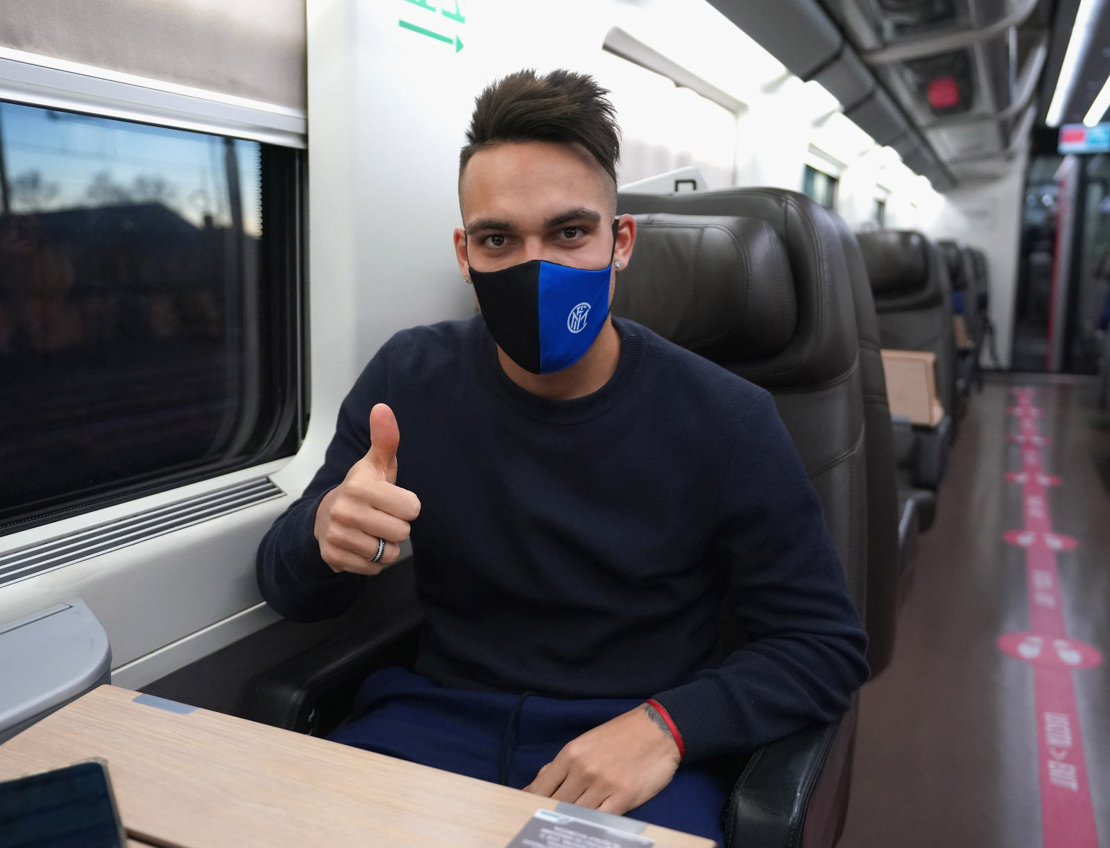 L'attaccante argentino dell'Inter Lautaro Martínez a bordo del Frecciarossa per la trasferta dei nerazzurri a Firenze, in occasione della gara contro la Fiorentina valida per gli ottavi di finale di Coppa Italia 2021