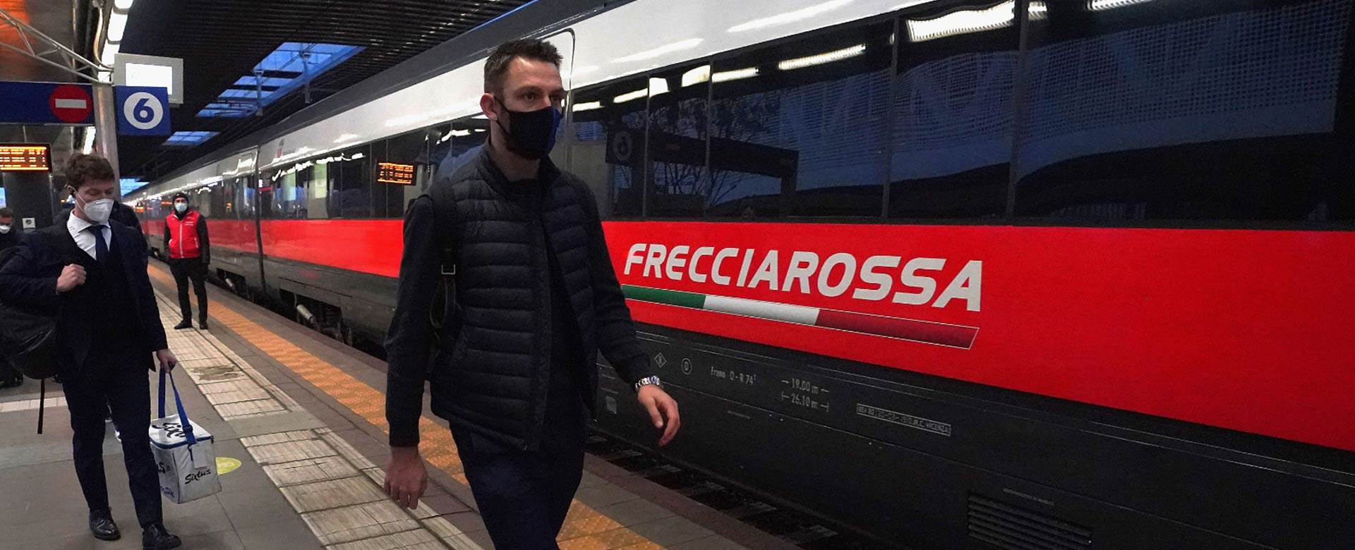 Il difensore olandese dell'Inter Stefan de Vrij mentre sale a bordo del Frecciarossa per la trasferta dei nerazzurri a Firenze, in occasione della gara contro la Fiorentina valida per gli ottavi di finale di Coppa Italia 2021