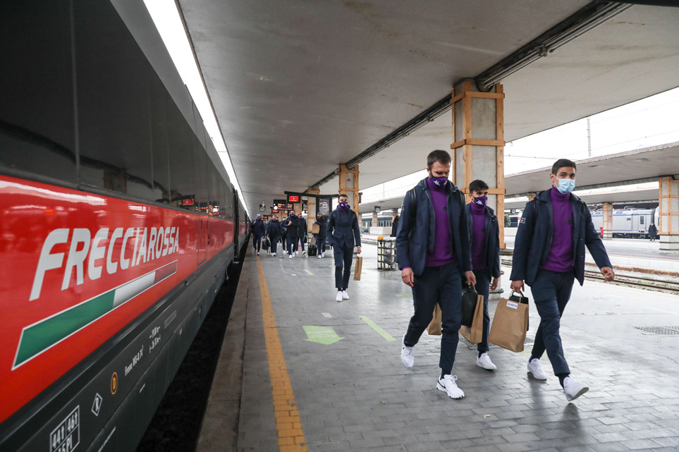 I calciatori della Fiorentina salgono a bordo del Frecciarossa in direzione Torino, in vista della gara di Serie A contro il Torino