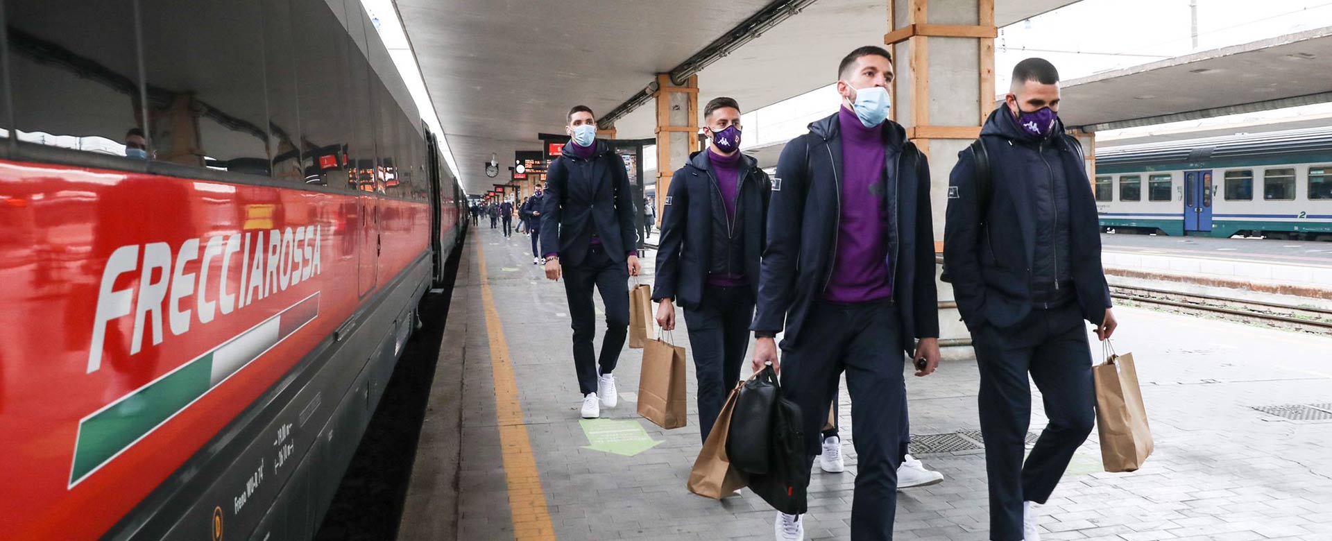 I calciatori della Fiorentina salgono a bordo del Frecciarossa in direzione Torino, in vista della gara di Serie A contro il Torino