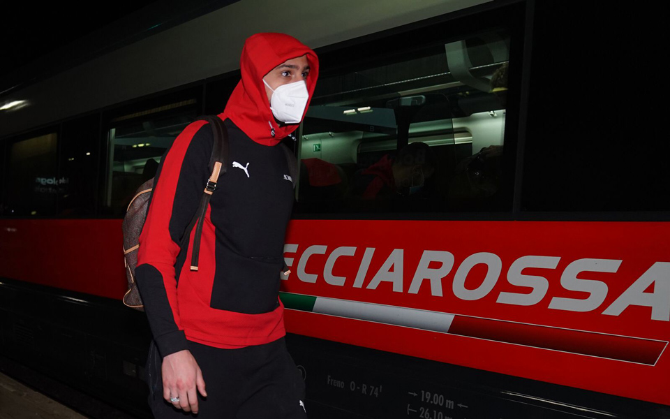 Il portiere del Milan, Gianluigi Donnarumma, al fianco del Frecciarossa