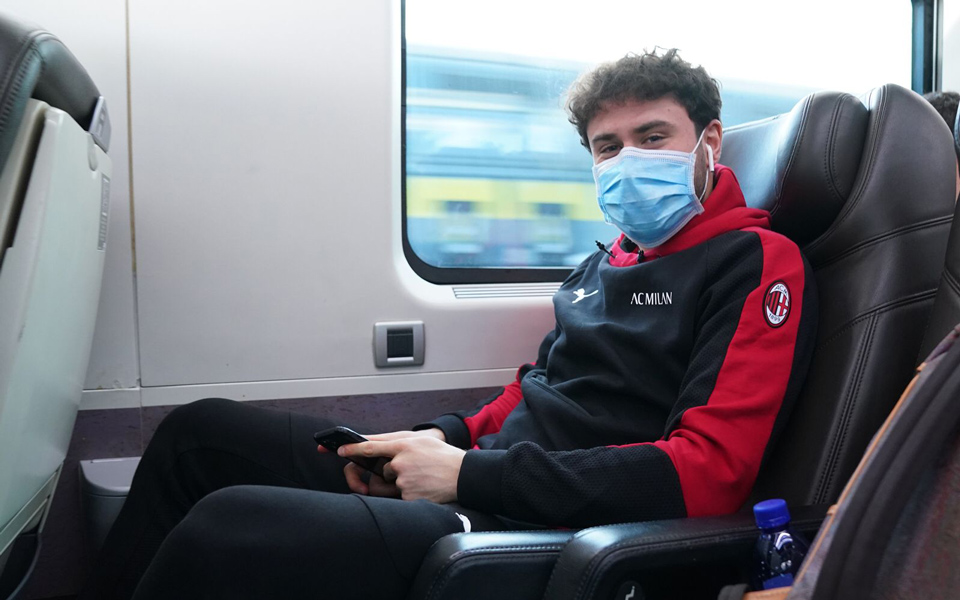 Il difensore del Milan, Davide Calabria, a bordo del Frecciarossa in direzione Bologna per la sfida valida per la ventesima giornata di Serie A