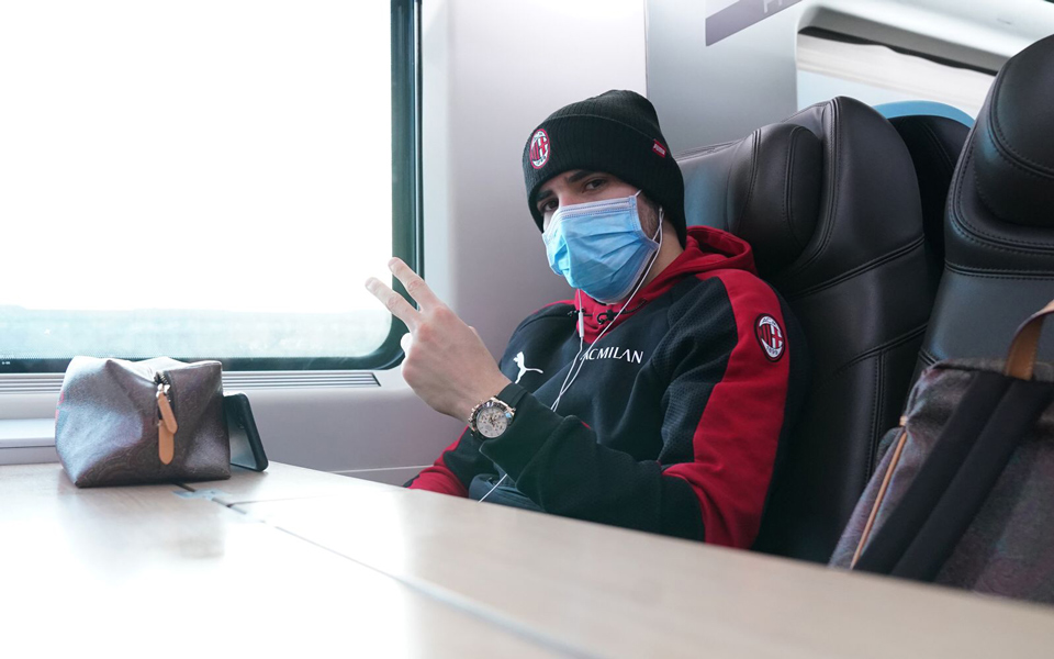 Il difensore del Milan, Theo Hernandez, a bordo del Frecciarossa in direzione Bologna per la sfida valida per la ventesima giornata di Serie A