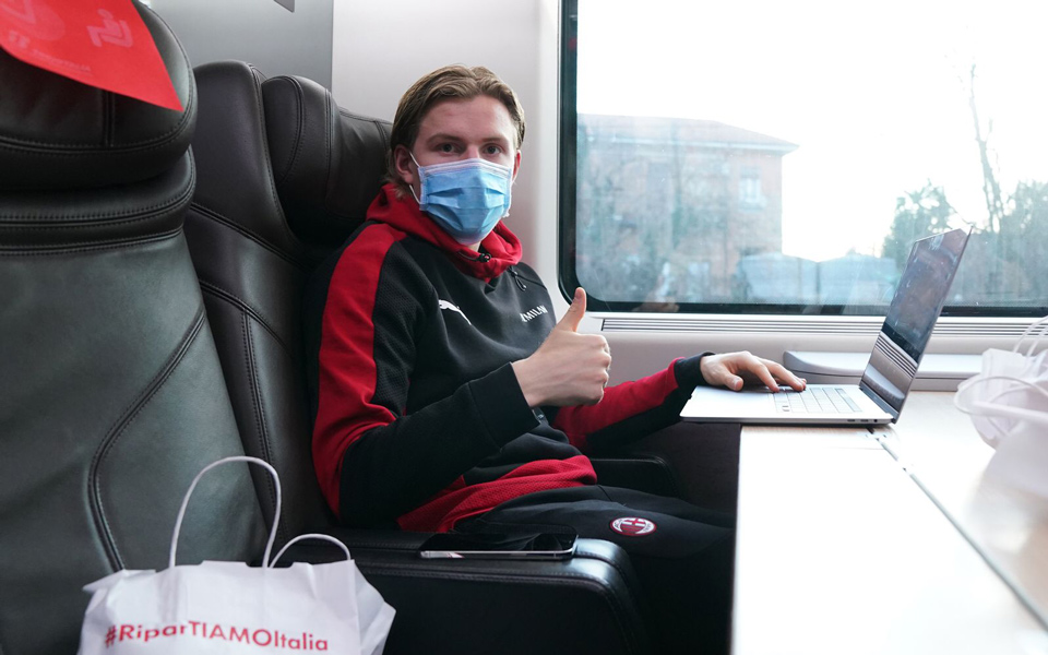 L'attaccante del Milan, Jens Petter Hauge, a bordo del Frecciarossa in direzione Bologna per la sfida valida per la ventesima giornata di Serie A