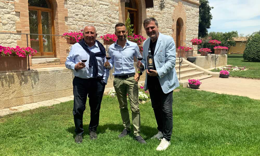 Andrea Radic con i responsabili della cantina Re Manfredi