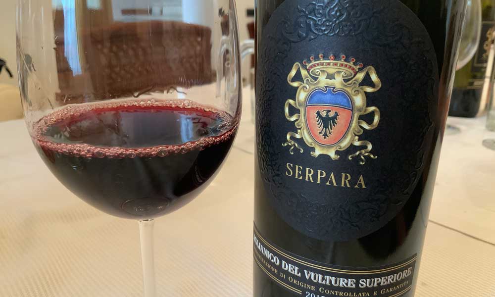 Bottiglia di vino Serpara della cantina Re Manfredi